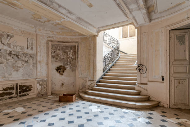 cage d’escalier spacieuse dans un château vide ruiné - french renaissance photos et images de collection