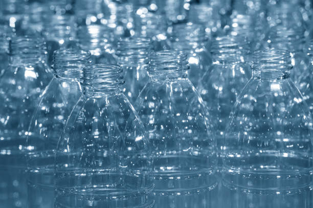 飲料水工場で充填プロセスのためのコンベアベルト上のpetボトル。 - bottling plant bottle filling production line ストックフォトと画像