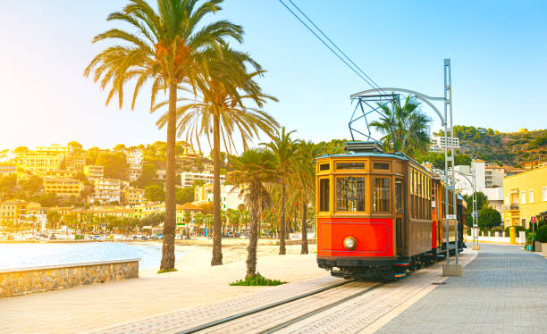 ünlü turuncu tramvay soller'den port de soller, mallorca, i̇spanya'ya uzanıyor - palma majorca stok fotoğraflar ve resimler