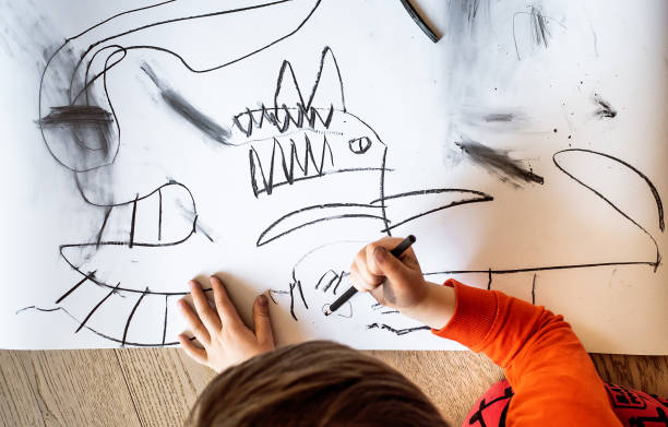 床に描く子供 - childs drawing child preschool crayon ストックフォトと画像