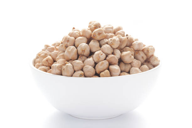 세라믹 화이트 볼 안에 유기농 chhole chana 또는 kabuli chana (cicer arietinum) 또는 전체 흰색 벵골 그램 달의 클로즈업 - cicer 뉴스 사진 이미지