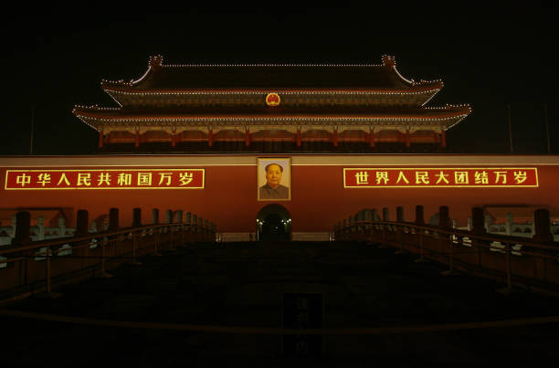ночное время зрения запретный вход city. - gate of divine military genius стоковые фото и изображения