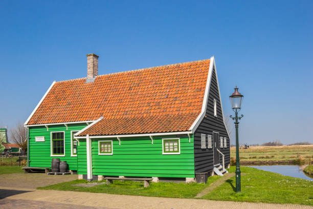 historic green wooden house in the zaanse schans village - lantarn imagens e fotografias de stock