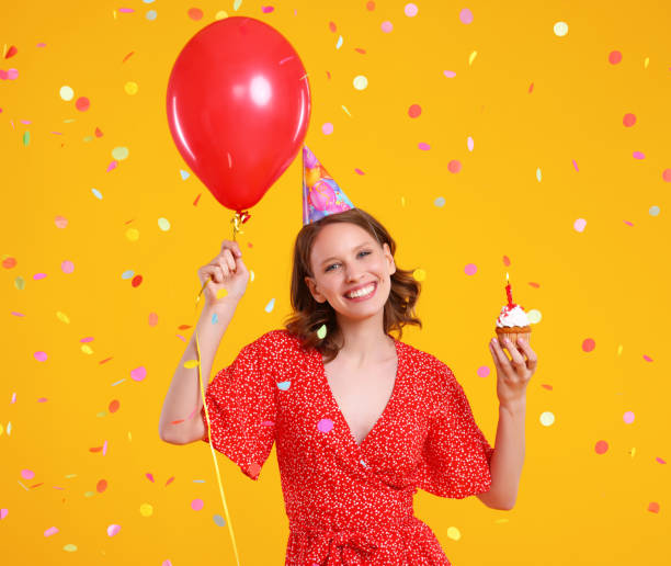 mulher alegre com cupcake de aniversário e balão - 16723 - fotografias e filmes do acervo