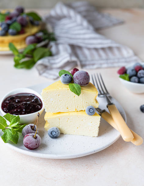 Sliced cottage cheese casserole or no crust cheesecake decorated with berries and mint. Ricotta casserole. Healthy breakfast or dessert. Sliced cottage cheese casserole or no crust cheesecake decorated with berries and mint. Ricotta casserole. Healthy breakfast or dessert. Selective focus. deli pie stock pictures, royalty-free photos & images