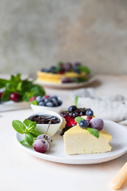Sliced cottage cheese casserole or no crust cheesecake decorated with berries and mint. Ricotta casserole. Healthy breakfast or dessert. Sliced cottage cheese casserole or no crust cheesecake decorated with berries and mint. Ricotta casserole. Healthy breakfast or dessert. Selective focus. deli pie stock pictures, royalty-free photos & images
