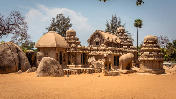 독점적인 모놀리식 - 5개의 라타스는 인도 의 그레이트 사우스 인디언 건축, 타밀 나두, 마말라푸람 또는 마하발리푸람에 위치한 unesco 세계 문화 유산으로 자리입니다. - south india 뉴스 사진 이미지