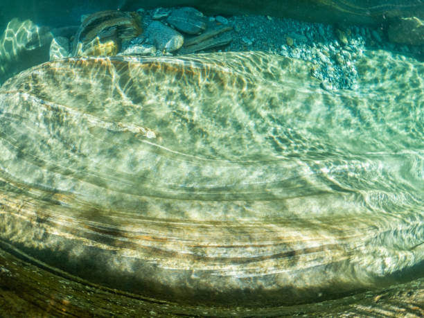 projectile sous-marin de fleuve de verzasca au printemps, tessin - water surface european alps mountain valley photos et images de collection