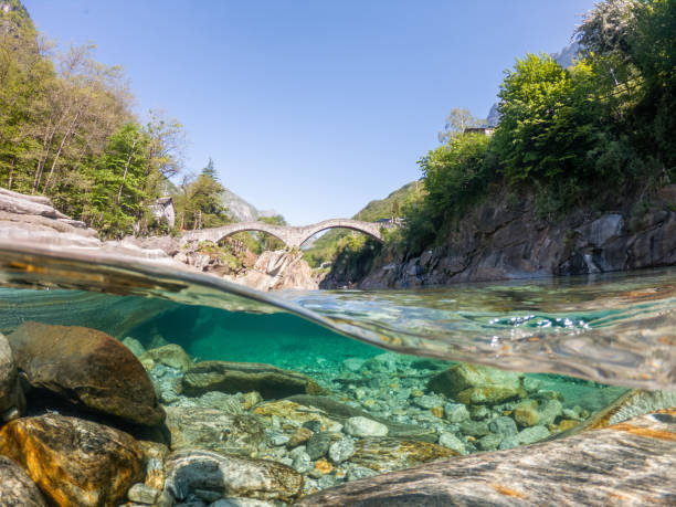 ティチーノ州春のヴェルザスカ川の水中ショット - ticino canton stone switzerland water ストックフォトと画像