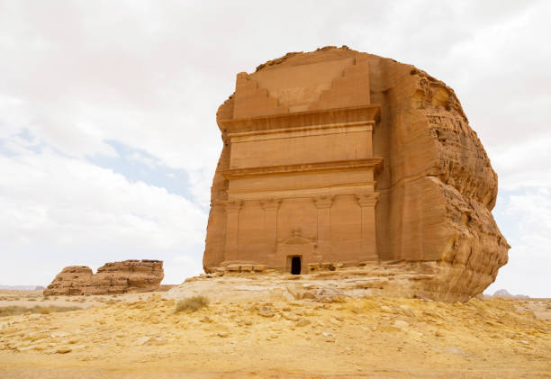 Tomb of Lihyan son of Kuza, known as Qasr AlFarid, the most iconic tomb in AlUla in the region of Mada’in Saleh, Saudi Arabia Tomb of Lihyan son of Kuza, known as Qasr AlFarid, the most iconic tomb in AlUla in the region of Mada’in Saleh, Saudi Arabia madain saleh photos stock pictures, royalty-free photos & images