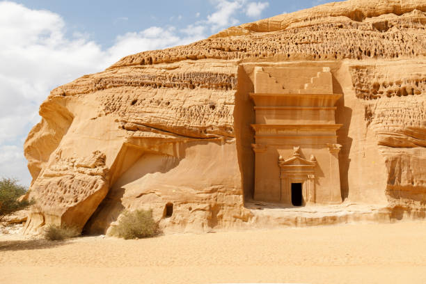 джабаль аль банат, одно из крупнейших скоплений гробниц в хегре с 29 гробницами, которые умело вырезали фасады со всех сторон песчаника, аль-� - banat стоковые фото и изображения