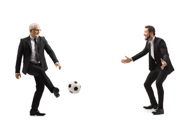 projectile complet de profil de deux hommes d’affaires jouant au football - football coach business ball photos et images de collection