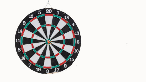 ターゲットの中心に当たる赤い矢印、白い背景を持つダーツボード。 - target dart shooting business ストックフォトと画像
