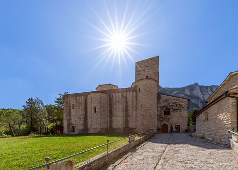 Hermosa vista de la abadía católica romana (San Vittore alle Chiuse) en el municipio de Genga, Marche, Italia photo