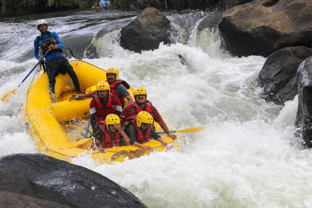 affrontare il rischio fa spesso parte dell'esperienza nel rafting, azione catturata nel selvaggio fiume cauvery nel distretto di coorg nel karnataka, in india. - extreme sports rafting team sport white water rafting foto e immagini stock