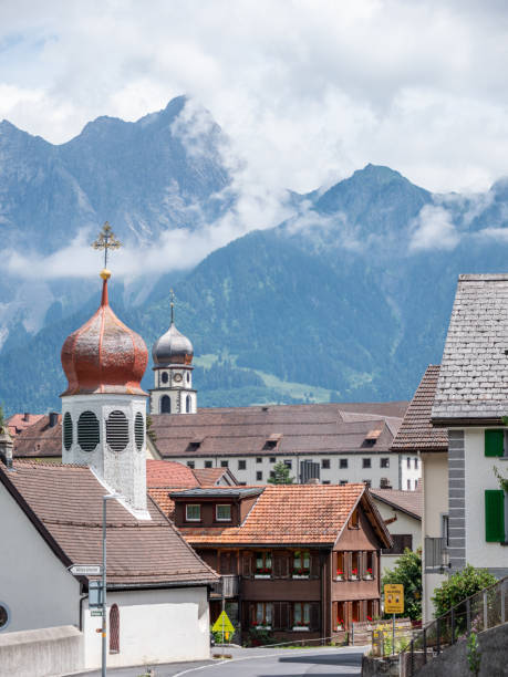 village suisse pittoresque contre paysage de montagne dans le canton de graubunden - graubunden canton mountain travel valley photos et images de collection