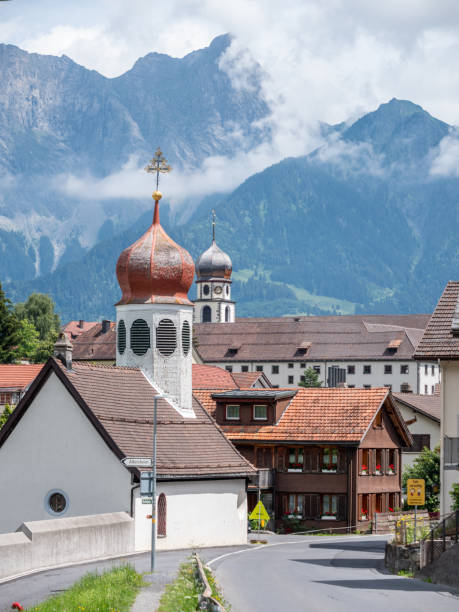 village suisse pittoresque contre paysage de montagne dans le canton de graubunden - graubunden canton mountain travel valley photos et images de collection