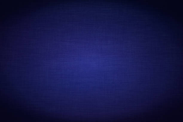 dunkelblau reichen horizontalen hintergrund mit einem leuchten in der mitte. abstrakte bestandstextur mit abgedunkelten kanten - saturated color audio stock-fotos und bilder