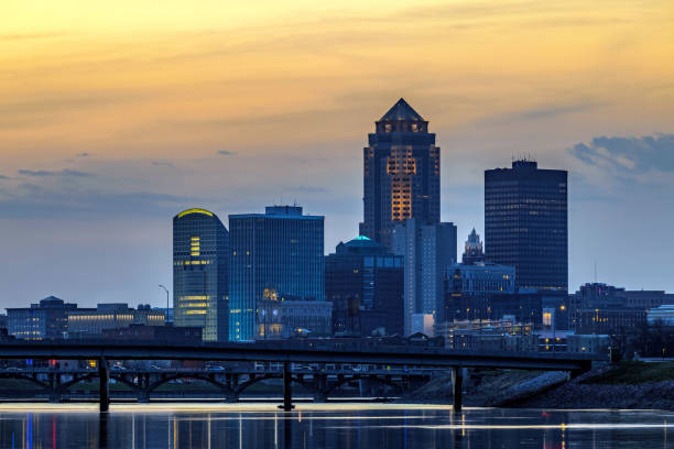 horizonte de des moines al atardecer - iowa des moines bridge night fotografías e imágenes de stock