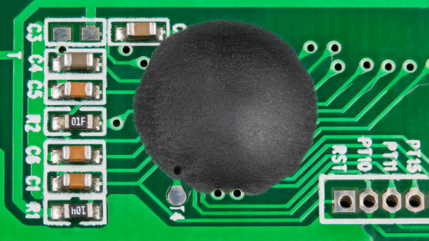 circuito integrato con rivestimento epossidico glop-top posizionato direttamente su un dettaglio pcb verde - service electronics industry circuit board capacitor foto e immagini stock