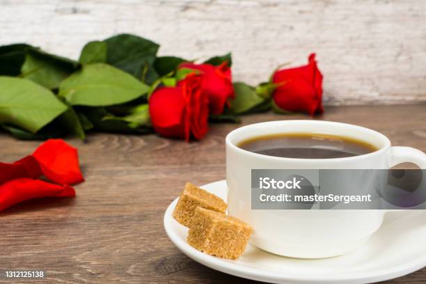  Rosas Rojas Y Taza De Café En Mesa De Madera Amor O Concepto Romántico De Buenos Días Foto de stock y más banco de imágenes de Amor