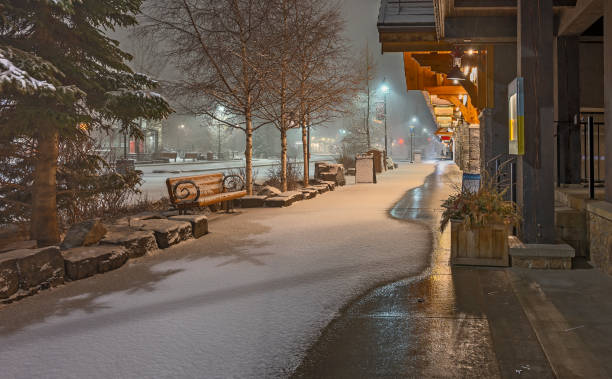 queda de neve da manhã na avenida banff - bench winter snow mountain - fotografias e filmes do acervo