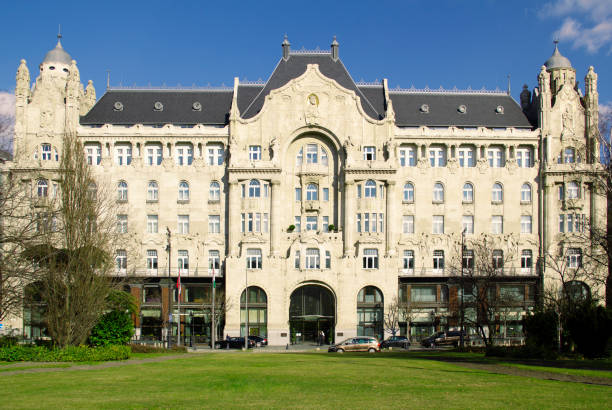 four seasons hotel gresham palace budapest downtown wczesna wiosna pejzaż miejski - budapest chain bridge hungary palace zdjęcia i obrazy z banku zdjęć