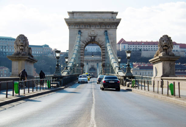 budapest széchenyi chain bridge danubio - royal palace of buda immagine foto e immagini stock