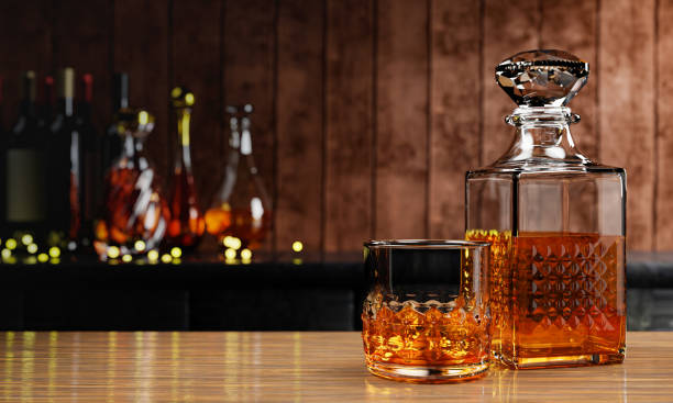 ウイスキーまたはブランデー、アルコール飲料 透明のエレガントなボトルに入っています。木製の床のテーブルの上に透明なガラスのアルコール。バーカウンターレストラン3dレンダリング� - whisky liqueur glass alcohol bottle ストックフォトと画像
