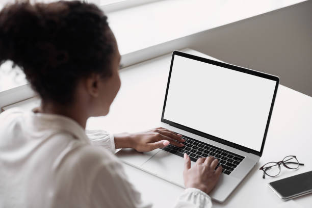 jovem usando laptop no escritório, branco branco branco tela vazia simular - businesswoman using computer computer monitor women - fotografias e filmes do acervo
