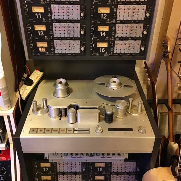 vecchie apparecchiature di registrazione una volta utilizzate in uno studio musicale. - reel to reel tape foto e immagini stock