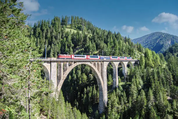 Glacier Express rijdt over het Wiesenerviaduct tussen Davos en Filisur