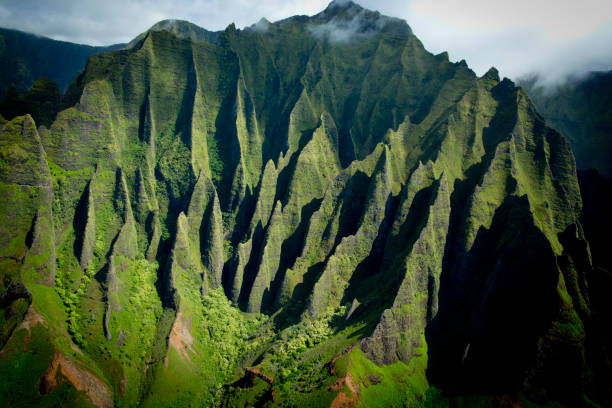 вид с воздуха на побережье на пали в кауаи, гавайи - hawaii islands mountain kauai sea стоковые фото и изображения