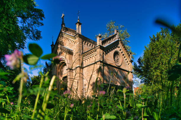 Looking at a neo-Romanesque stone building that was built as a burial hall in 1878/79, but was redesigned in 1921 as a “memorial hall” for those who fell in the First World War (1914–1918) in Weimar at the historical Central Cemetery of Weimar. At this site there can be found the Weimarer Fürstengruft wich is the ducal burial chapel of Saxe-Weimar-Eisenach. It houses the tombs of Goethe and Schiller. It is part of the Klassik Stiftung Weimar and since 1998 it and the cemetery have been part of the Classical Weimar World Heritage Site.The Klassik Stiftung Weimar (Classical Foundation Weimar) is one of the largest and most significant cultural institutions in Germany. It owns more than 20 museums, palaces, historic houses and parks, as well as literary and art collections, a number of which are World Heritage sites.