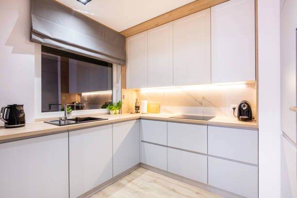 muebles de cocina en un pequeño piso moderno en alquiler. - small domestic kitchen apartment rental fotografías e imágenes de stock