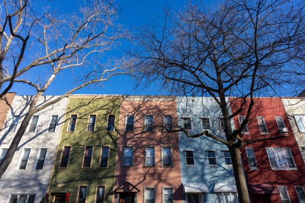 fila de coloridos edificios residenciales de ladrillo viejo y madera en greenpoint brooklyn nueva york - green point fotografías e imágenes de stock