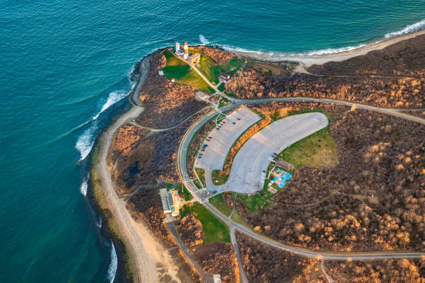 vista aérea sobre long island com o farol de montauk point - montauk lighthouse - fotografias e filmes do acervo