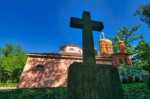 Looking at the Weimarer Fürstengruft from the west direction, showing the Russian Orthodox Chapel behind it. The Fürstengruft is the ducal burial chapel of Saxe-Weimar-Eisenach and is located in the Historical Cemetery (Historischer Friedhof Weimar). It houses the tombs of Goethe and Schiller. It is part of the Klassik Stiftung Weimar and since 1998 it and the cemetery have been part of the Classical Weimar World Heritage Site.