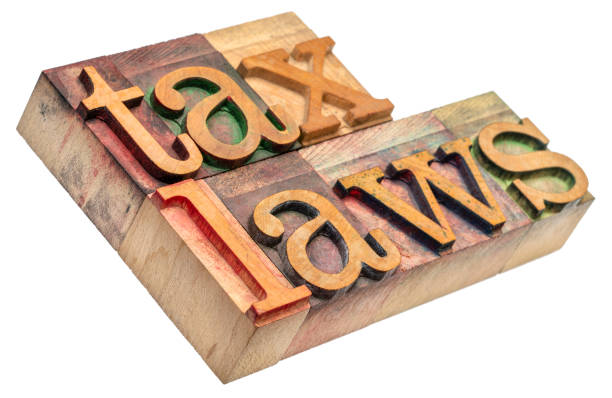 lois fiscales mot abstrait dans le type de bois - sales tax photos et images de collection