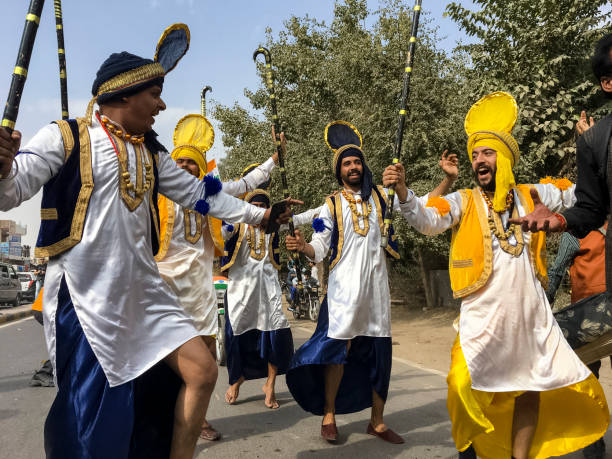 artista sij realizando danza bhangra - punjab fotografías e imágenes de stock