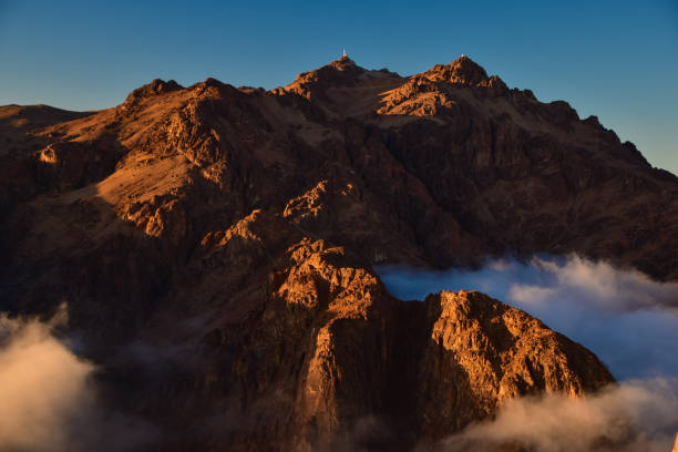 на высоте 2629 м, гора екатерина является самой высокой горой в египте - katherine стоковые фото и изображения
