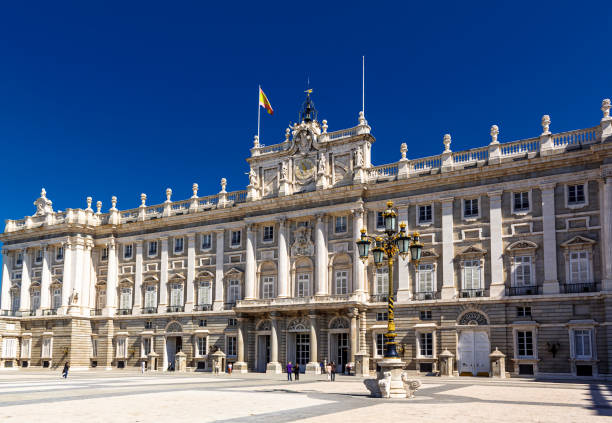 piękny widok na południową fasadę pałacu królewskiego. palacio de oriente, punkt orientacyjny madrytu, hiszpania. - 1354 zdjęcia i obrazy z banku zdjęć