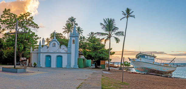 widok na zabytkowy kościół praia do forte w brazylii o zmierzchu z burzowymi chmurami - worship place zdjęcia i obrazy z banku zdjęć