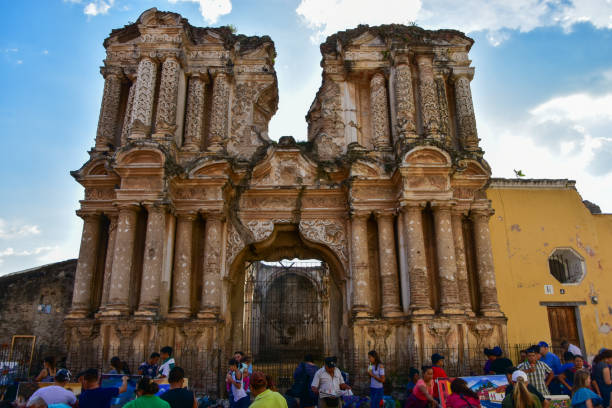 fachada da antiga igreja nuestra señora del carmen em antígua, guatemala - guatemala antigua central america color image - fotografias e filmes do acervo