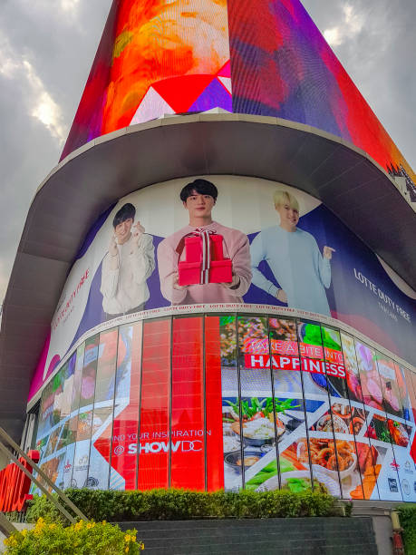 huge colorful screens at the shopping center building in the metropolis of bangkok in thailand. huai khwang. - huai khwang district imagens e fotografias de stock