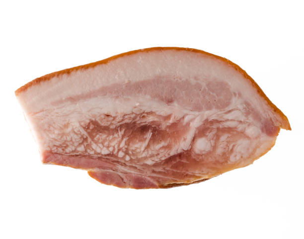 dickes stück vorgefertigte appetitlich, geräuchert, schweineschmalz mit schichten von fleisch auf weißem hintergrund in isolation - fat layer stock-fotos und bilder