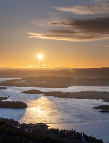 Hora dorada sobre Steinsfjorden, una rama del lago Tyrifjorden situada en Buskerud, Noruega. Vista desde Kongens Utsikt (Royal View). photo