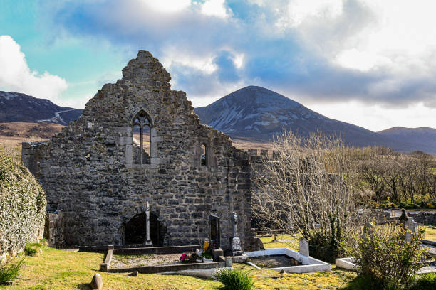 abbaye de murrisk - county mayo ireland photos et images de collection