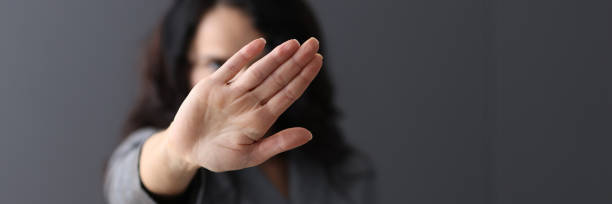 la femme montre le geste négatif avec sa main. - non photos et images de collection