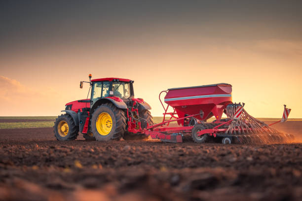 来年の苗床と農地を準備するトラクターの農家 - plowed field dirt agriculture field ストックフォトと画像